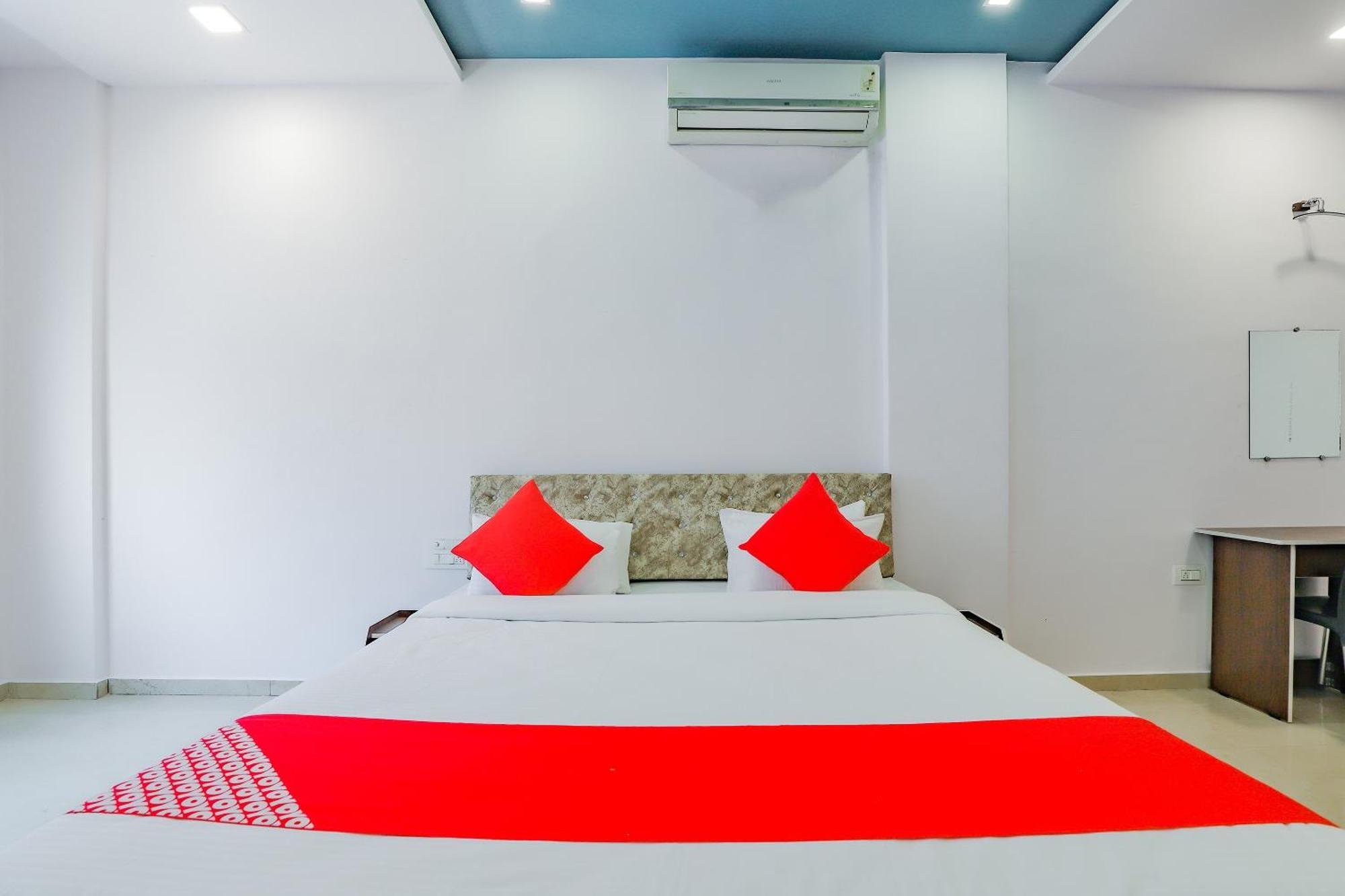 Oyo Hotel Fountain Сурат Екстер'єр фото